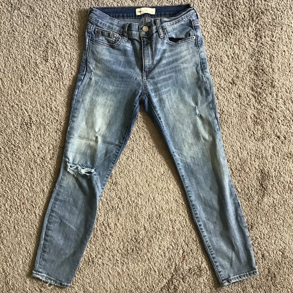 Gap light wash vintage rinse cropped skinny jeans with distressing